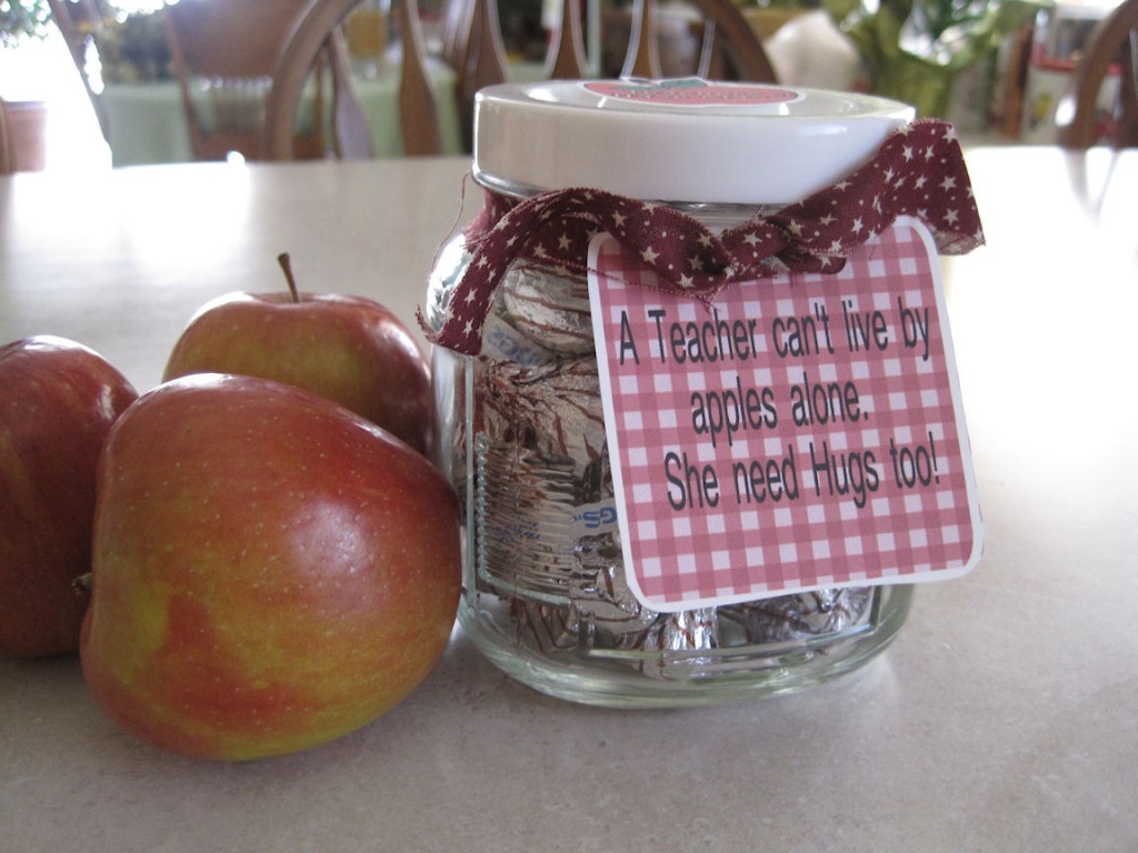 Hugs in a jar teacher appreciation day gift idea - Lady Behind the Curtain