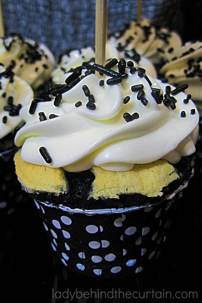 Halloween Black & White Cupcakes