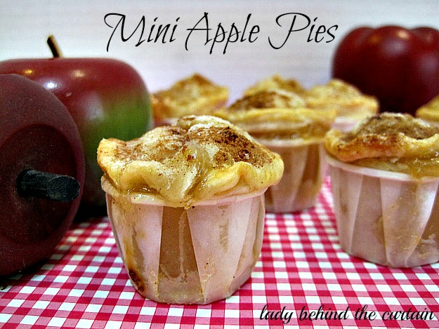 Lady-Behind-The-Curtain-Mini-Apple-Pies-5
