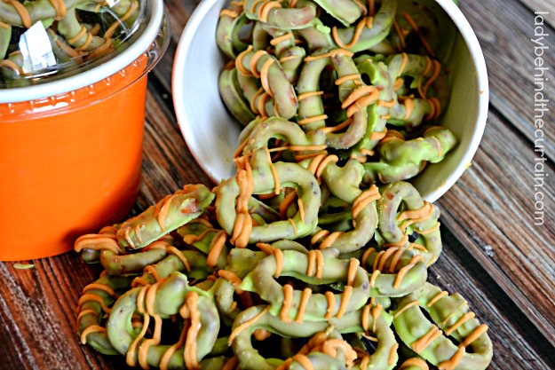 Halloween Caramel Apple Pretzel Treats