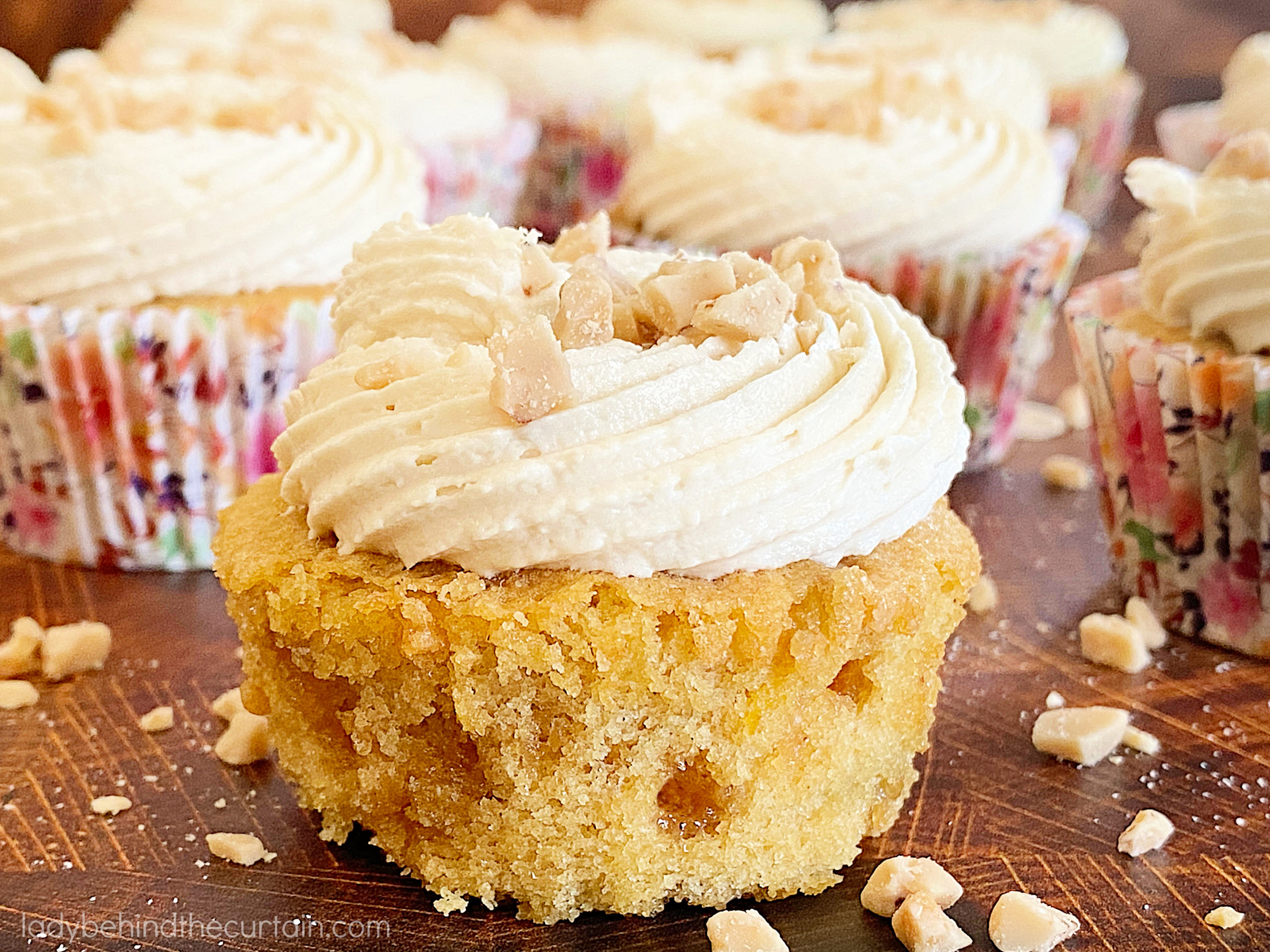 Praline and cream cake ( Butterscotch cake) - FLOURS & FROSTINGS