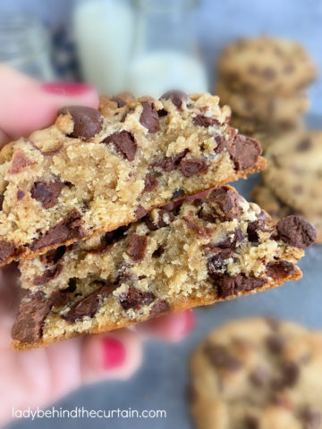 The Best, Soft & Thick Chocolate Chip Cookies