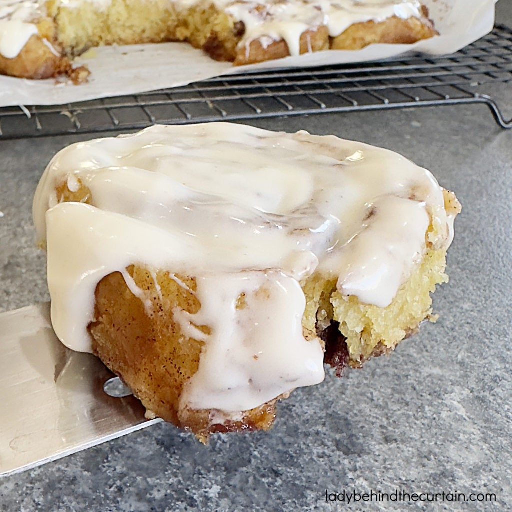 Slow Cooker Cinnamon Roll Breakfast Cake