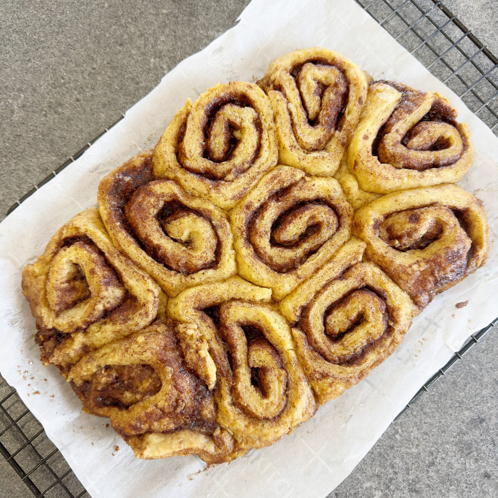 Slow Cooker Cinnamon Roll Breakfast Cake