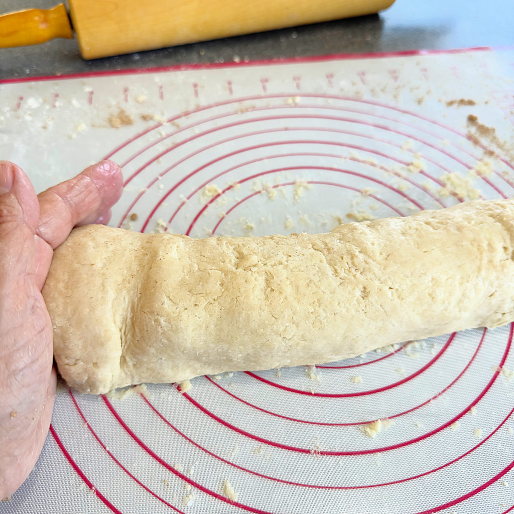 Slow Cooker Cinnamon Roll Breakfast Cake