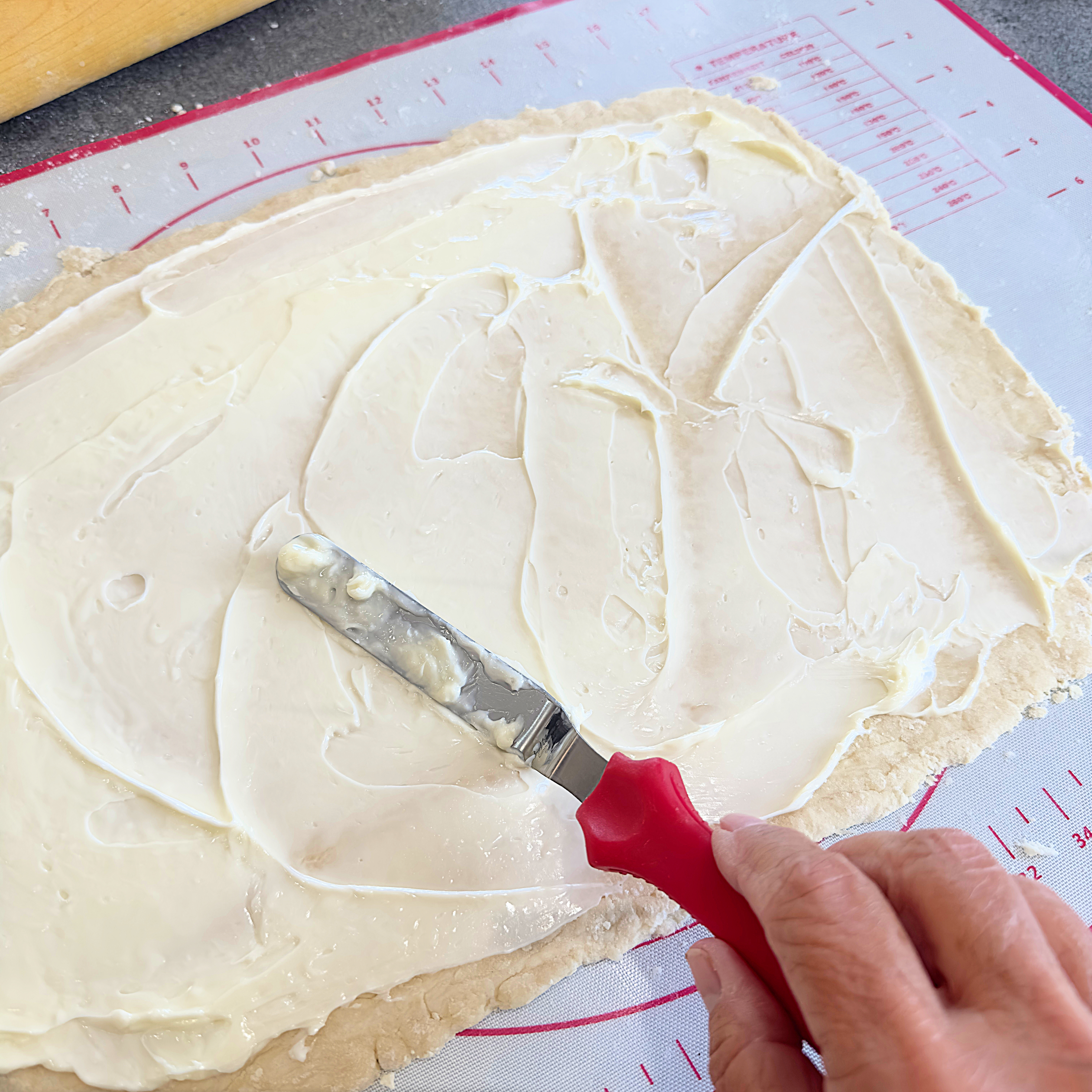 Slow Cooker Cinnamon Roll Breakfast Cake