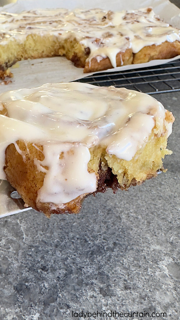 Slow Cooker Cinnamon Roll Breakfast Cake