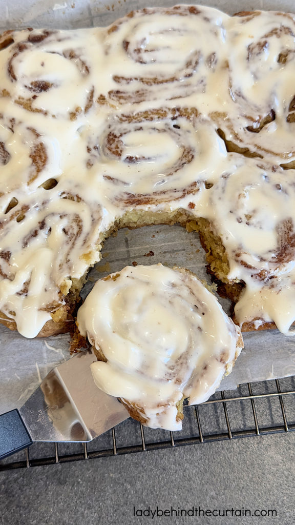 Slow Cooker Cinnamon Roll Breakfast Cake