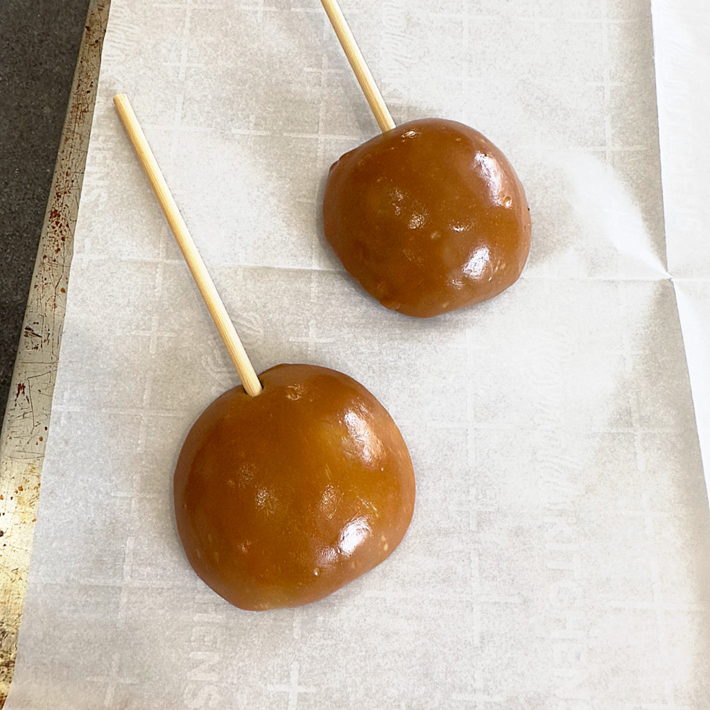 Jack-O-Lantern Caramel Apple Slice Pops